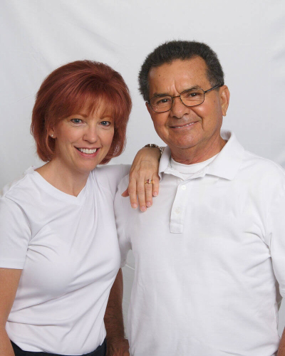 Juan Y Sherry Tejada con camisas blancas