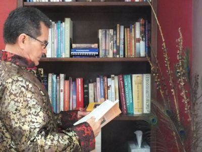 Juan reading Chinese book