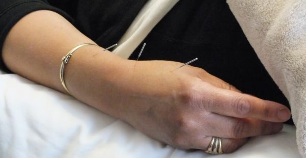 Mujer con agujas en su mano